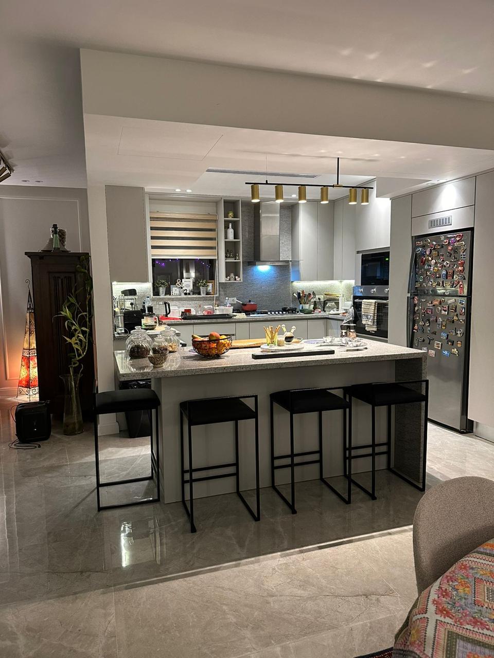 Binh 1 Indoor Lifestyle 3